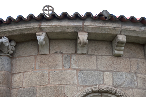 Canecillos con adornos geométricos en el ábsode de la iglesia de Ferreira do Panton